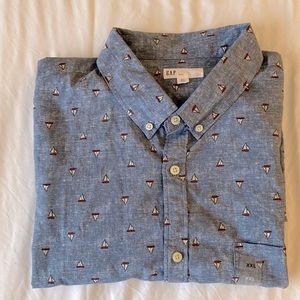 Short sleeved gap shirt never worn. slim Fit